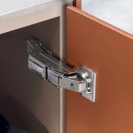Bản lề Blum Clip-top giảm chấn 110 độ dành cho cánh mỏng 8-14mm 71B453T (kèm đế)