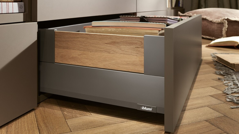 Ứng dụng ray nhấn mở Blum trong không gian phòng khách, phòng sách