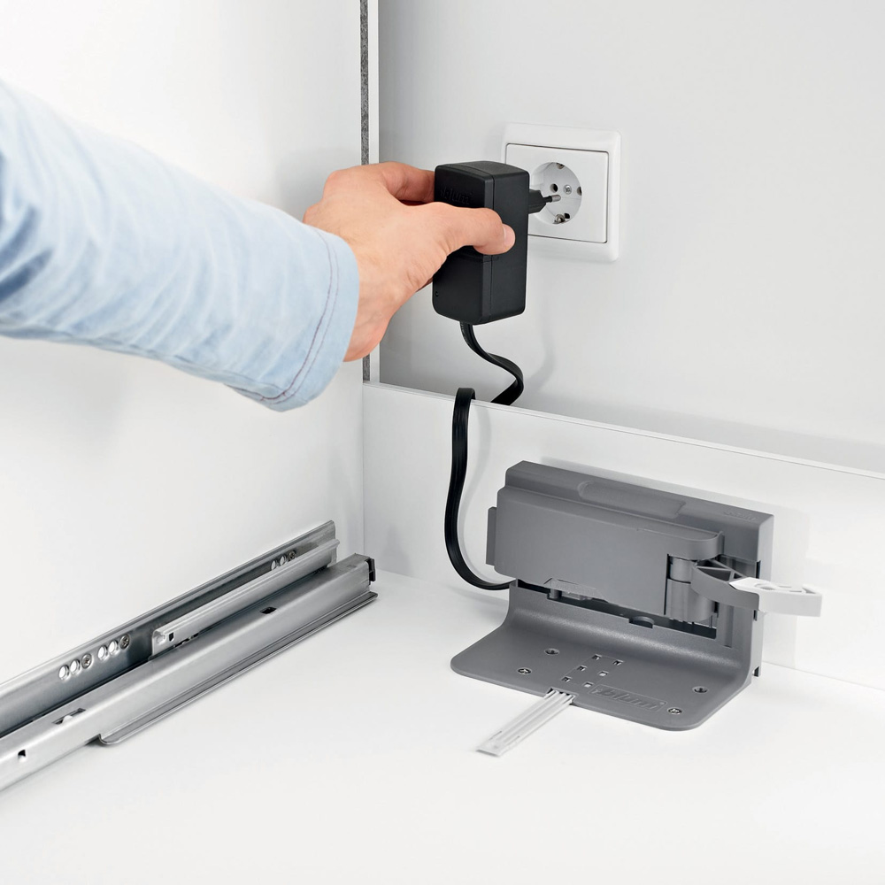 SERVO-DRIVE là hệ thống hỗ trợ chuyển động bằng điện hiện đại của Blum
