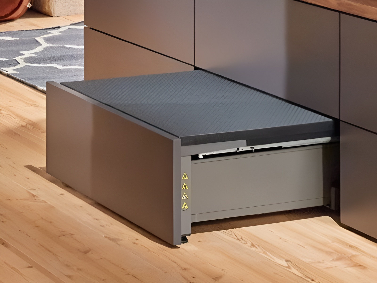 Space Step giúp bạn dễ dàng với tới các tủ trên cao cũng như có thêm không gian chứa đồ