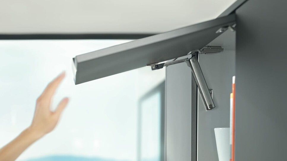 Cánh tủ dừng ở mọi vị trí theo nhu cầu thực tế của người dùng nhờ tay nâng Aventos HK-XS
