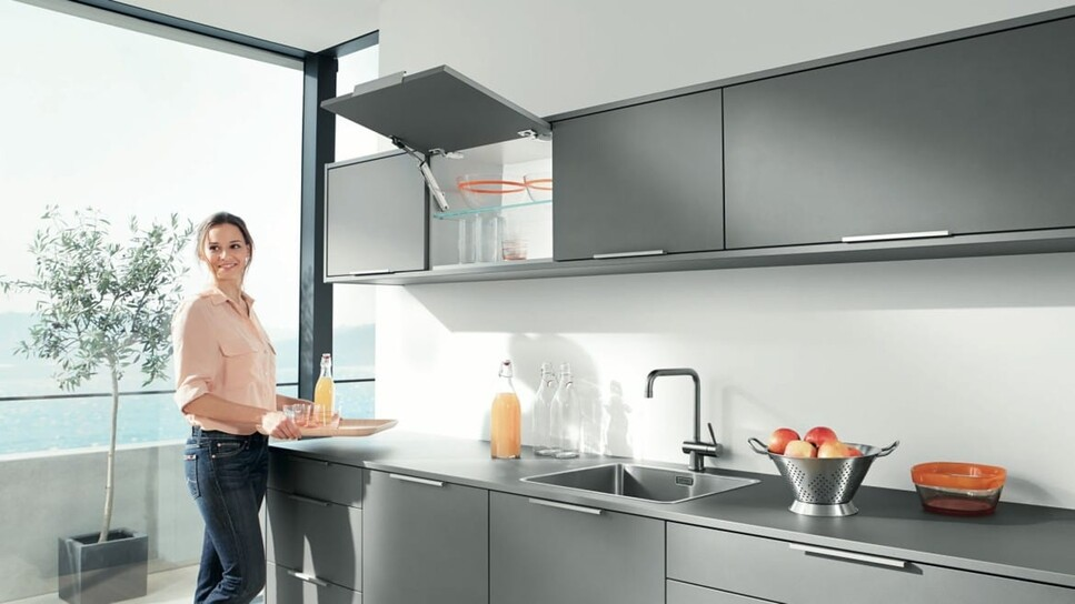 Tay nâng được bảo hành theo vòng đời của tủ nội thất 