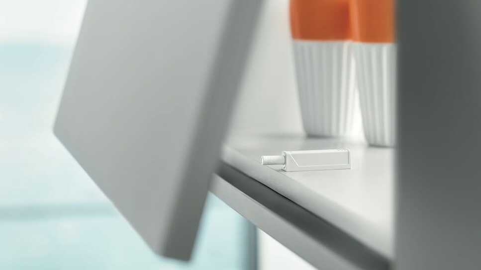 Cửa bật tự động khi bạn chạm nhẹ lên bề mặt