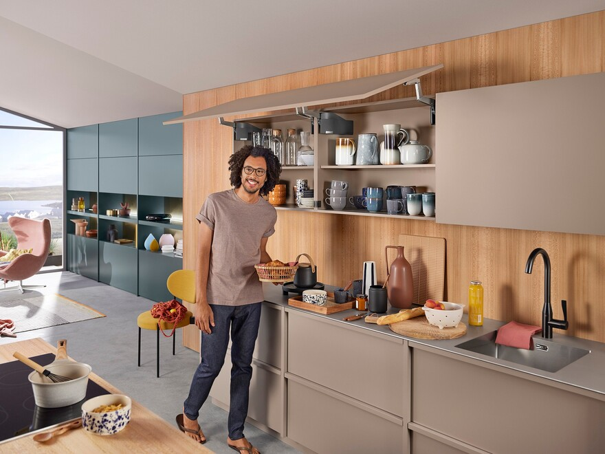 Tay nâng Blum AVENTOS HS Top thích hợp cho những cánh tủ lớn và nặng ở nhà bếp 
