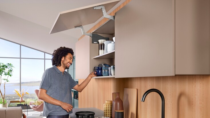 Cánh tủ dừng đa điểm dễ dàng nhờ hệ số lực được tính toán cẩn thận của tay nâng Blum HS Top 