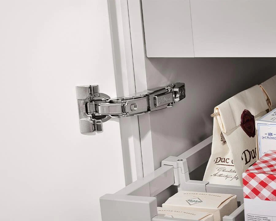 Bản lề Blum thường được làm từ thép mạ niken cao cấp