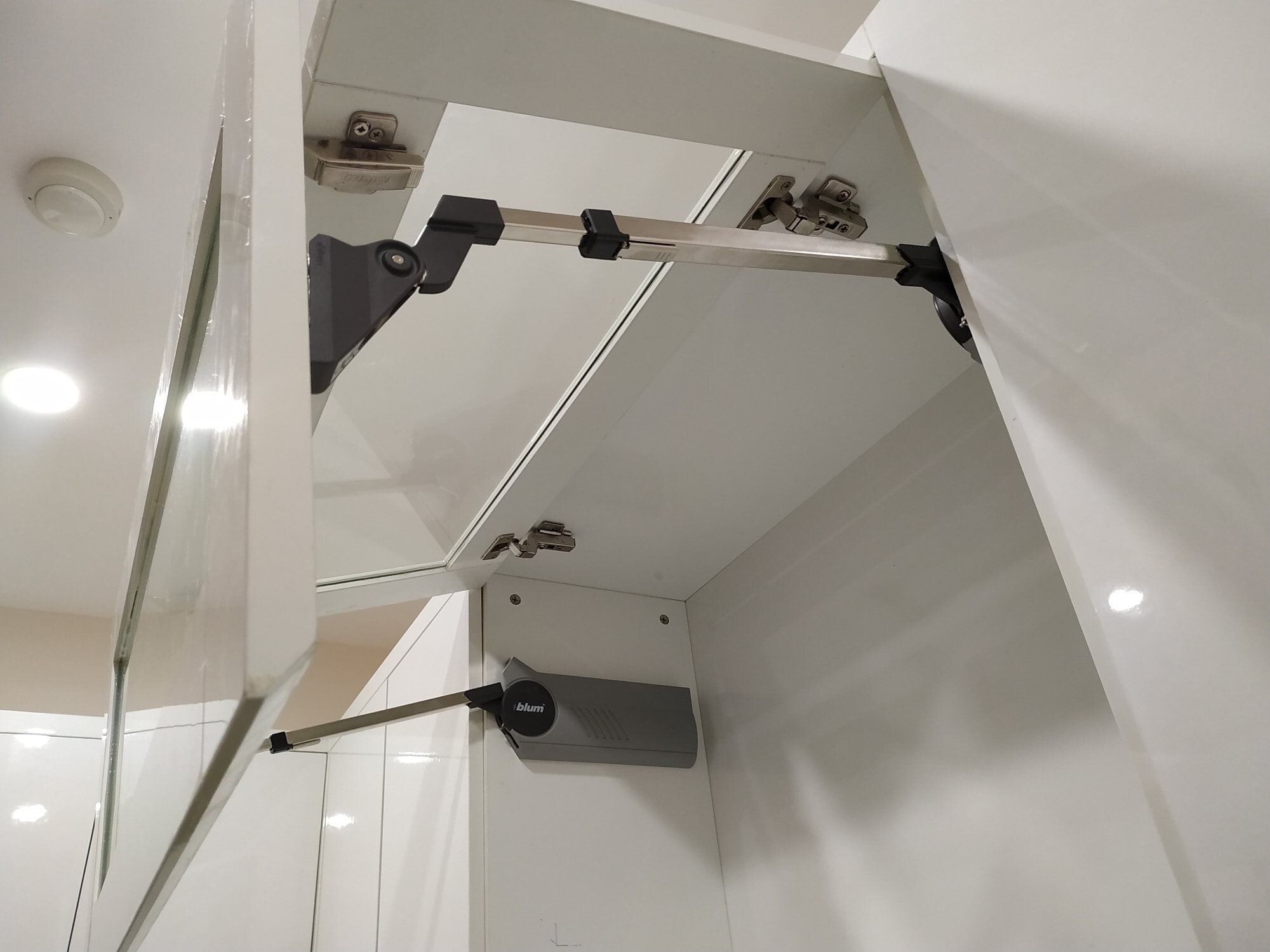Tay nâng HF 25 giúp cánh tủ xếp gập gọn lên trên