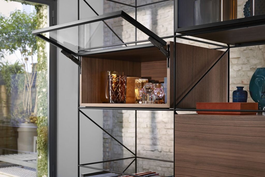 AVENTOS HKi tích hợp hoàn toàn vào thân tủ