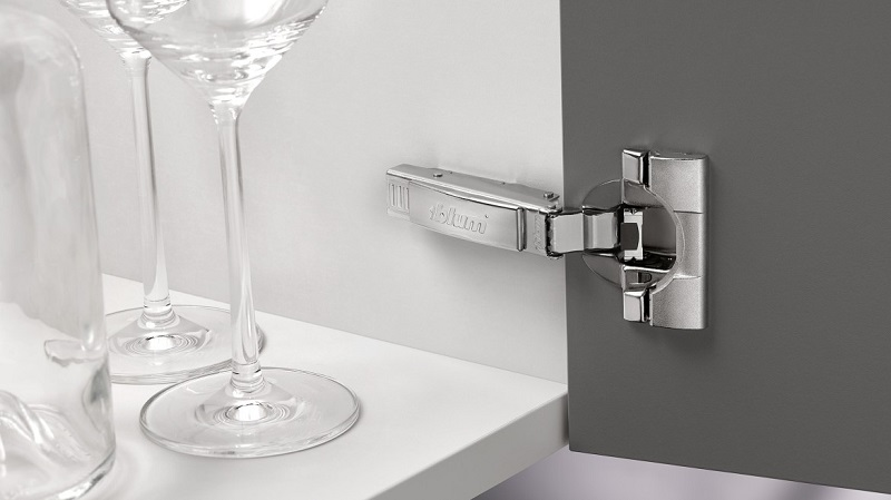 Bản lề có cơ chế BLUMOTION giảm chấn giúp đóng mở nhẹ nhàng, bảo vệ tủ