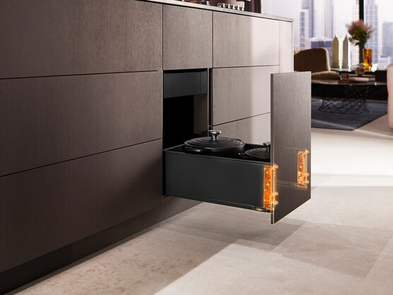 Ray hộp LEGRABOX kéo ra hoàn toàn giúp tiện lợi khi đựng dụng cụ bếp