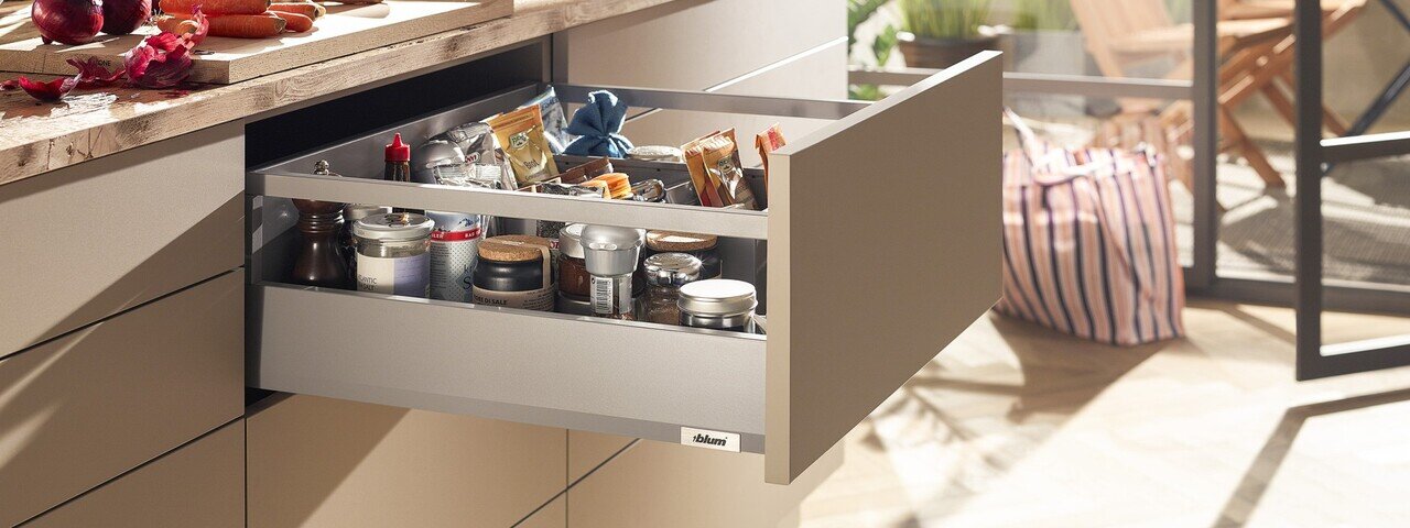 MERIVOBOX là hệ thống ngăn kéo kim loại mở ra hoàn toàn