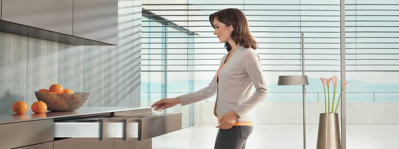 TANDEM là ray trượt bi cổ điển chịu tải thấp hơn so với MOVENTO
