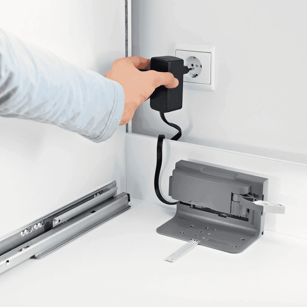 SERVO-DRIVE là hệ thống hỗ trợ chuyển động bằng điện hiện đại của Blum