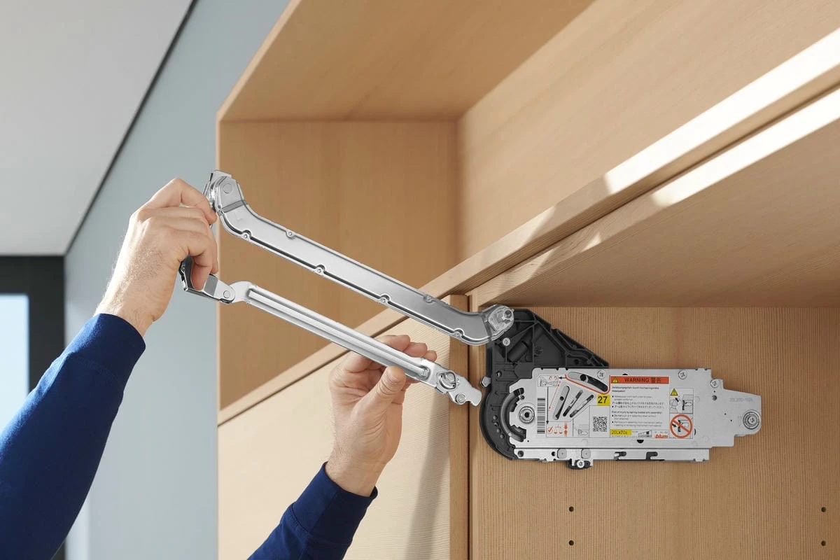 Lắp đặt lại tay nâng cho đúng kỹ thuật khi bị bật bản lề nối cánh giữa
