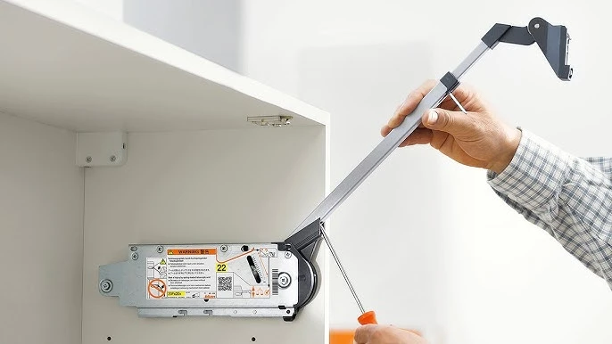 Điều chỉnh nâng đế bản lề từng chút một nếu không muốn lắp lại tay nâng hoàn toàn