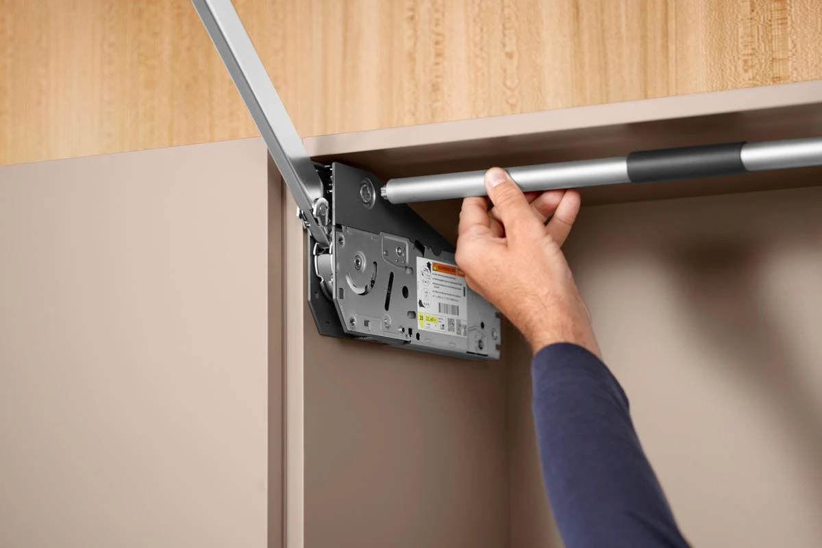 Khi khắc phục tay nâng Blum bị kẹt phải luôn kiểm tra hệ số lực và không tháo rời sản phẩm nếu không có chuyên môn