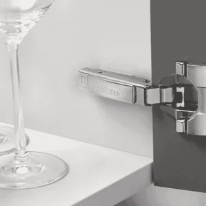 Bản lề có cơ chế BLUMOTION giảm chấn giúp đóng mở nhẹ nhàng, bảo vệ tủ