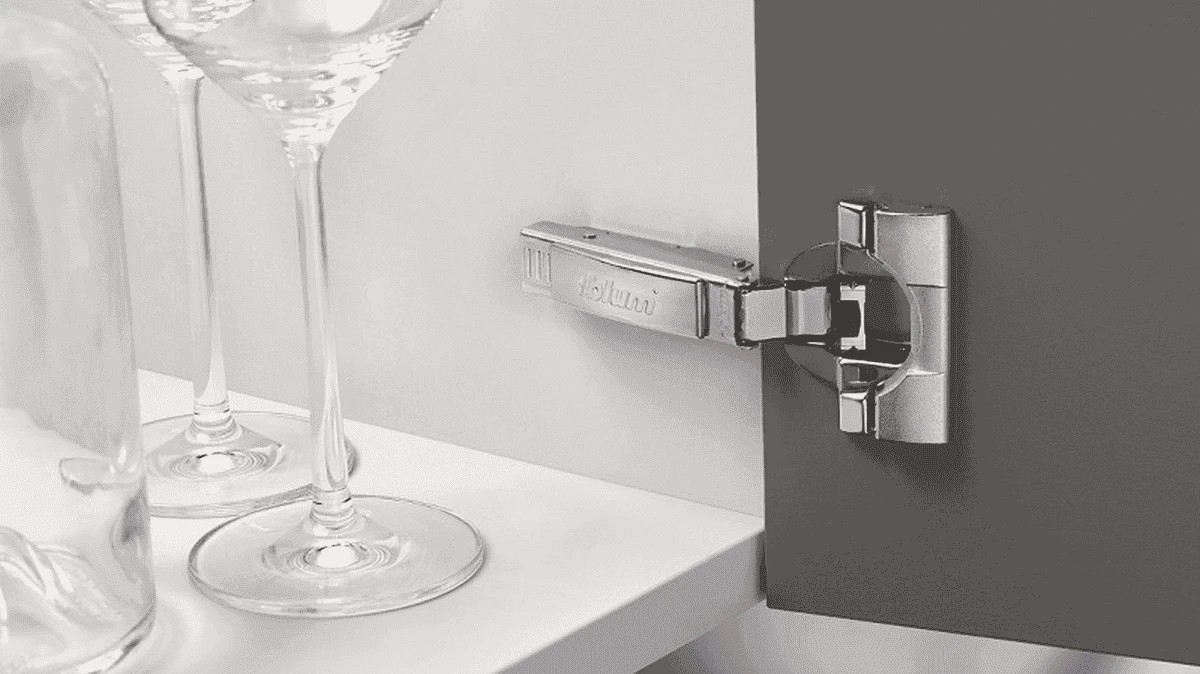 Bản lề có cơ chế BLUMOTION giảm chấn giúp đóng mở nhẹ nhàng, bảo vệ tủ
