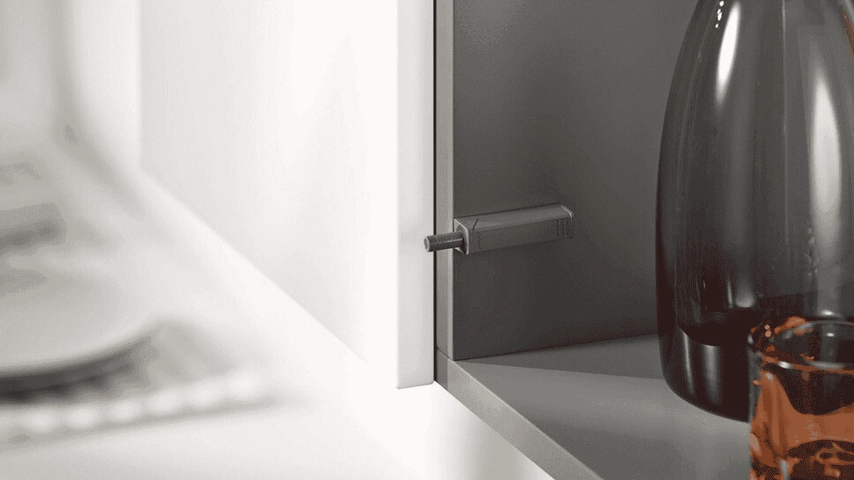 Nêm nhấn mở TIP-ON (kết hợp với bản lề CLIP-Top không bật) dành cho các loại tủ không cần tay cầm nhờ động tác nhấn mở