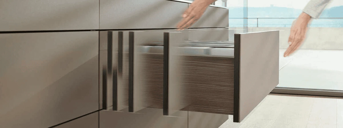 MOVENTO là ray trượt bi mở hoàn toàn chịu tải nặng dùng để đựng xoong nồi